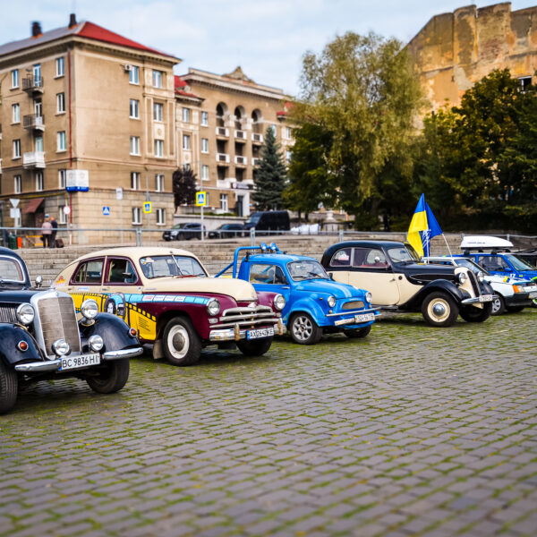 Львів зустрів марафон ретроавтомобілів: квест вулицями міста та перегони на етнофестивалі